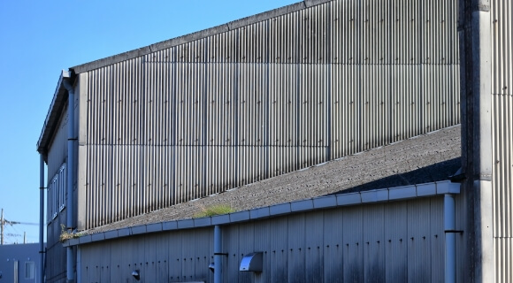 フラットで障害のない屋根