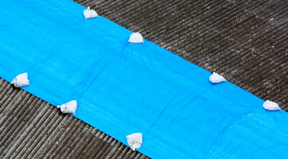 剥がれや欠損がある屋根